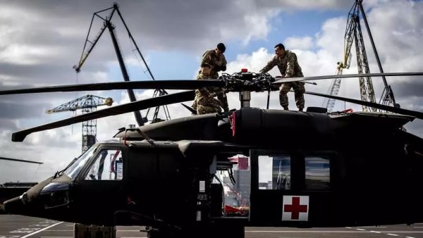 جنود اميركيون يعملون على مروحية بلاك هوك في ميناء روتردام 