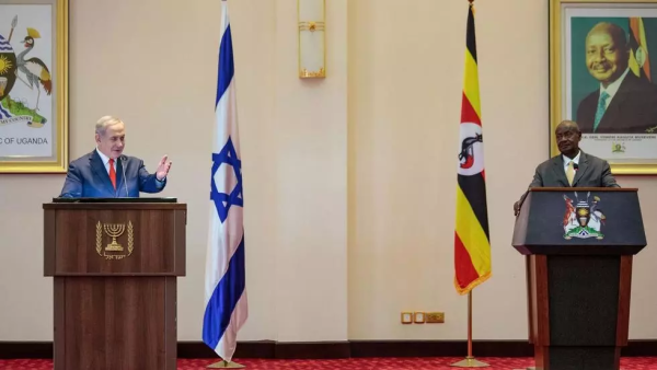 الرئيس الأوغندي يوري موسيفيني (يمين) في مؤتمر صحافي مشترك مع رئيس الوزراء الإسرائيلي بنيامين نتانياهو في عنتيبي