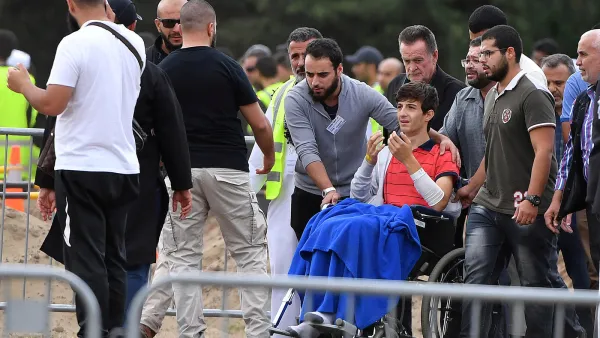 ناجٍ من مذبحة مسجد نيوزيلندا يحضر مراسم دفن أبيه وأخيه على كرسي متحرك