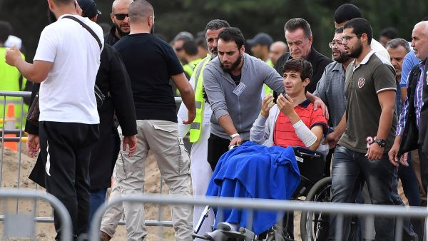 ناجٍ من مذبحة مسجد نيوزيلندا يحضر مراسم دفن أبيه وأخيه على كرسي متحرك