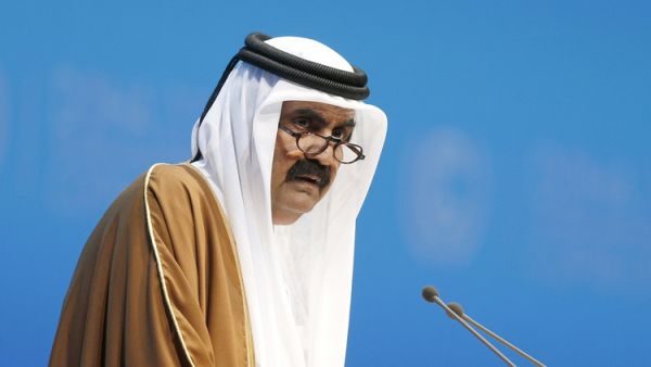فيديو لوالد أمير قطر يمازح لاعب رياضي: كم مرة سجنتك؟