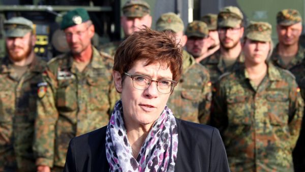 ألمانيا تتعهد بمكافحة "الميول النازية" في صفوف جيشها