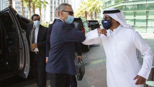 سفير الولايات المتحدة لدى دولة الإمارات يلتقي بالرئيس التنفيذي الأول لمركز دبي للسلع المتعددة في دبي لمناقشة تعزيز العلاقات التجارية بين الولايات المتحدة ودولة الإمارات                  