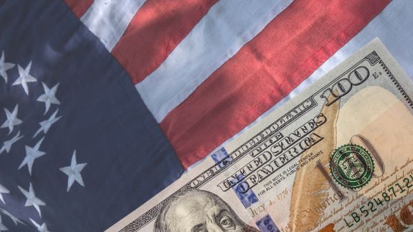عودة العجز مرة أخرى لتجاوز التريليون دولار، تلقي وفق الكثير من المحللين