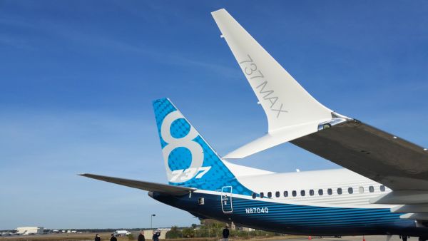 طائرة بوينغ 737 ماكس تجري رحلة تجريبية ناجحة بقيادة رئيس "الطيران الأمريكية"