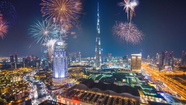 يبلغ ارتفاع «برج خليفة» 828 متراً، ويضم أكثر من 200 طابق منها 160 طابقاً مأهولاً بالسكان