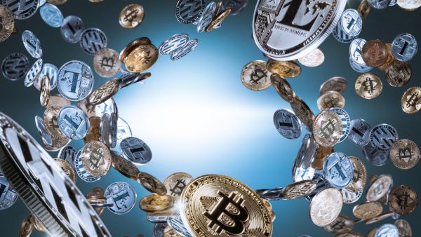 العملات الرقمية تنخفض بشكل جماعي أمام الدولار 