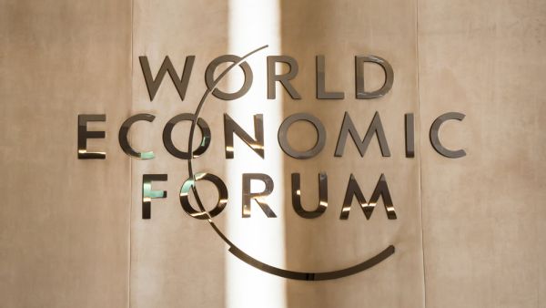 يمثل المنتدى الاقتصادي منصّة عالمية تجمع بين القادة في القطاعين الحكومي والخاص في مختلف أنحاء العالم