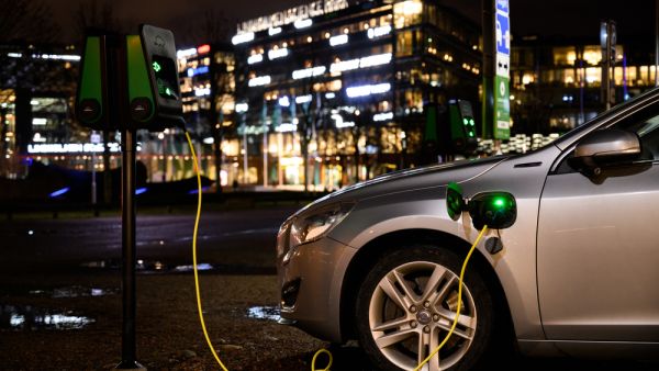 مبيعات سيارات الكهرباء والهجين تتضاعف في أوروبا