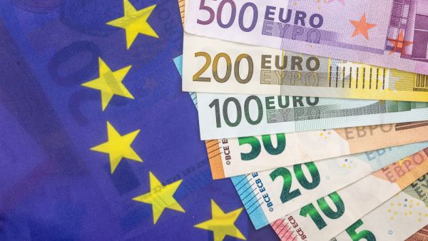 اليورو ينخفض مقابل الدولار مع تراجع ثقة المستثمرين الألمان