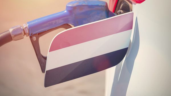 اليمن تحذر من أزمة وقود خانقة مع اقتراب الاحتياطي من النفاد