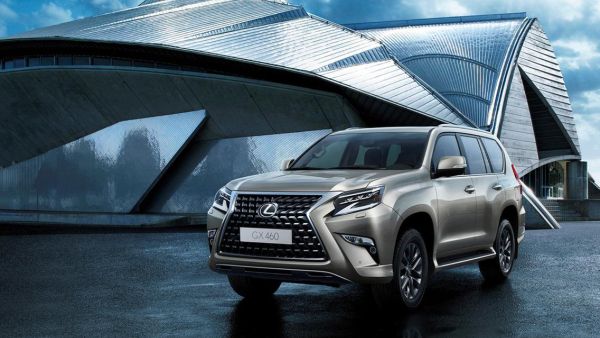 تم تزويد السيارة GX بمحرك V8 سعة 4.6 لتر، مما يولد طاقة أكثر من 300 حصان