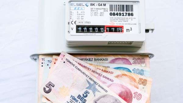 هبطت الليرة أكثر من 0.25 بالمئة إلى 7.3880 مقابل الدولار