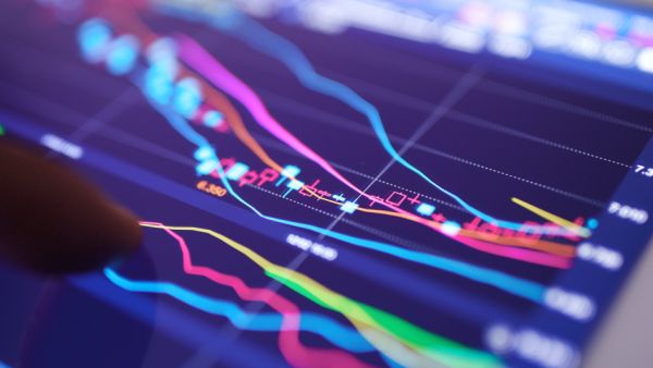  تراجعت الأسهم الأمريكية عند الفتح اليوم، إذ يدفع تنامي التوترات المستثمرين إلى التماس الأمان في أصول مثل الذهب والسندات الحكومية
