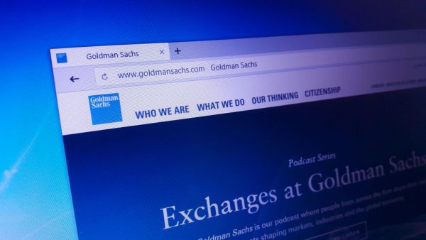تتخذ الحكومات في أنحاء العالم إجراءات غير مسبوقة لاحتواء تفشي فيروس كورونا الذي ينذر بانكماش اقتصادي عالمي