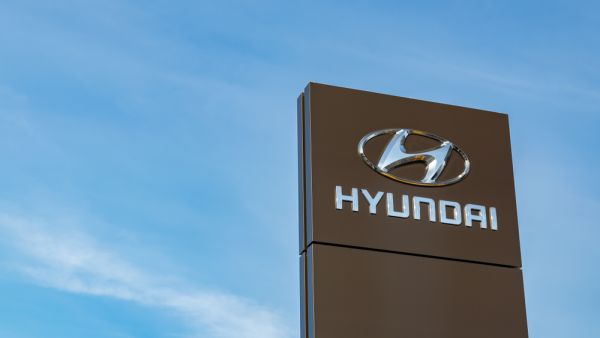 نقلت وكالة يونهاب للأنباء عن متحدث باسم هيونداي أنها تتشاور بشأن وقف مزيد من خطوط الإنتاج اعتمادا على مستقبل التطورات بشأن ذلك الفيروس