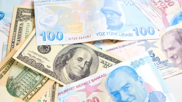 الليرة التركية تتراجع لمستويات يوليو 
