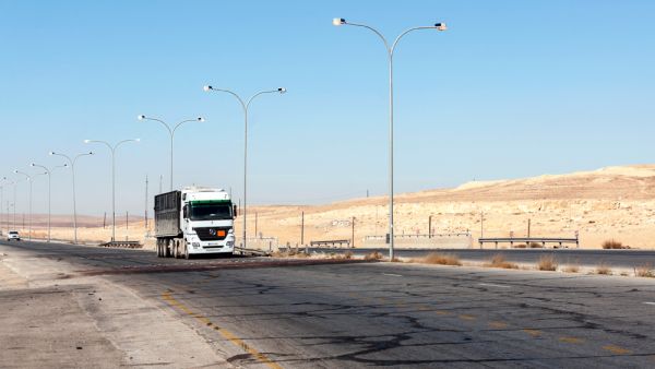 سوريا تلغي الرسوم الإضافية على الشاحنات الأردنية
