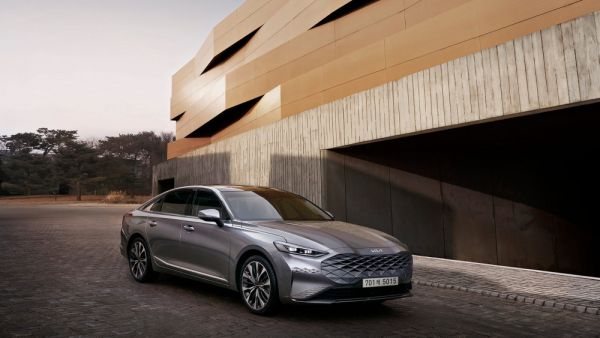 كيا تكشف جزئياً عن K8 الجديدة وداخليتها الفاخرة