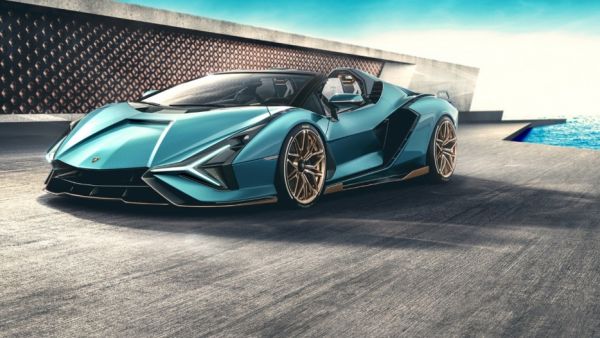 تحمل سيان رودستر نفس محركات شقيقتها الكوبيه، والتي تتميز بنظام هجين وفريد يشمل مكثفات فائقة لاختزان الطاقة بدلاً من البطاريات، ما يعطي ردود فعل أسرع تمكن السيارة من تحقيق إنجازات لم تحققها لامبورغيني من قبل