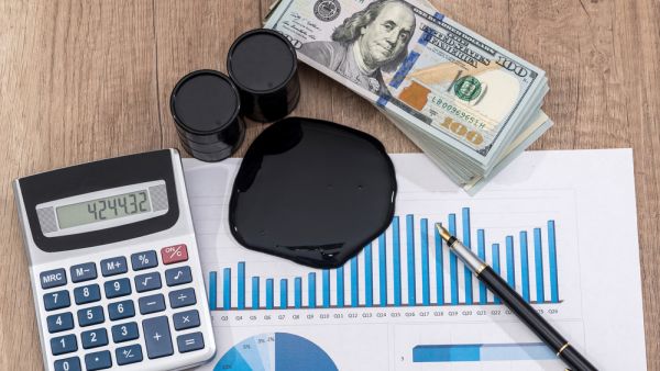 الطلب العالمي على النفط سيهبط 9.06 مليون برميل يوميا في العام الجاري أسعار النفط تنخفض بعد تقرير أوبك والمخزونات الأميركية تقدم الدعم