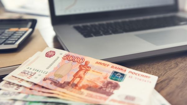 يعتزم البنك بحسب ما ذكرت وكالة "بلومبيرج" اليوم، طرح 500 مليار روبل روسي بسعر فائدة مميز
