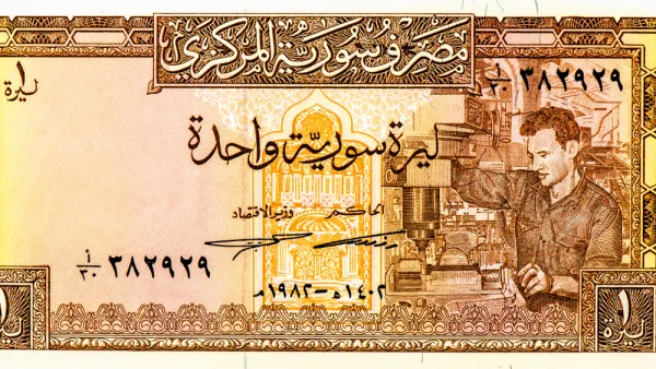 استمرت الليرة السورية في التراجع، إذ افتتحت أمس، بسعر 980 ليرة للشراء، مقابل 990 ليرة للبيع