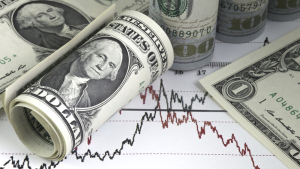 الدولار  يتجه نحو أقل مستوى في شهر