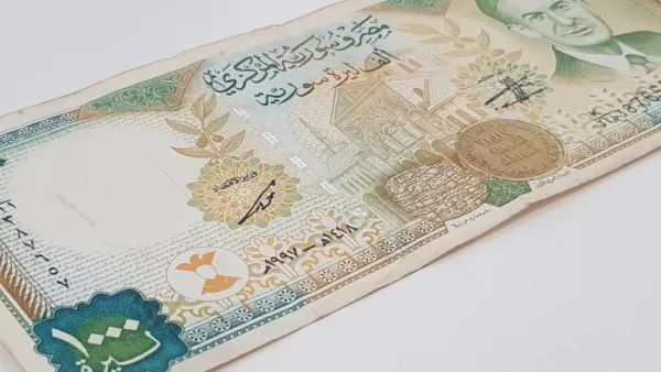 انعكس تراجع سعر الصرف على أسعار السلع والمنتجات بالسوق السورية، مترافقاً مع بعض الطلب خلال أعياد الميلاد ورأس السنة