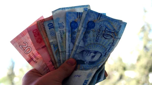 تونس قد تخفض الأجور إذا استمرت متاعبها الاقتصادية