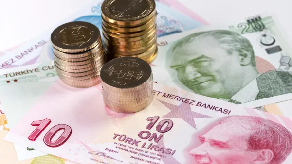 الليرة التركية تتراجع إلى مستوى قياسي أمام الدولار