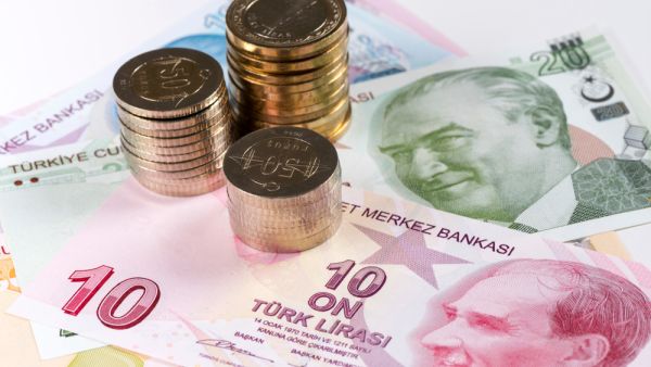 الليرة التركية تتراجع إلى مستوى قياسي أمام الدولار
