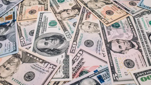 الدولار يسجل أعلى مستوى في 2021 وسط ترقب تقليص حوافز الجائحة