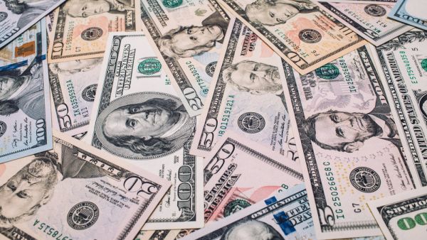 الدولار يسجل أعلى مستوى في 2021 وسط ترقب تقليص حوافز الجائحة