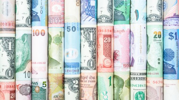 استقر الدولار عند 97.29. واستقرت العملة الصينية إلى حد كبير في السوق الخارجية