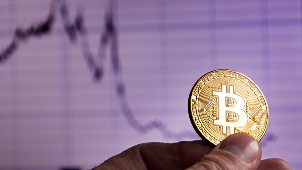 عملة بيتكوين تتراجع %5.6 في تعاملات متقلبة