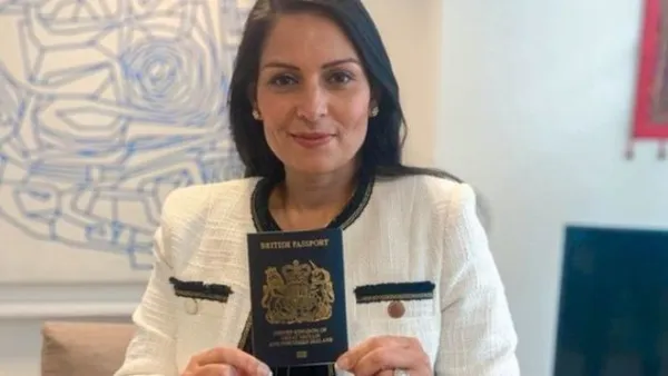 بريطانيا تبدأ إصدار جواز السفر الأزرق للمرة الأولى منذ 30 عاما