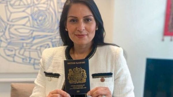 بريطانيا تبدأ إصدار جواز السفر الأزرق للمرة الأولى منذ 30 عاما
