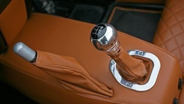 تم تزويد ثلاثة من كل عشر طرازات جديدة في صالات العرض اليوم بفرامل يدوية، حيث يتخلص منها المصنعون لصالح أجهزة إيقاف السيارات الإلكترونية