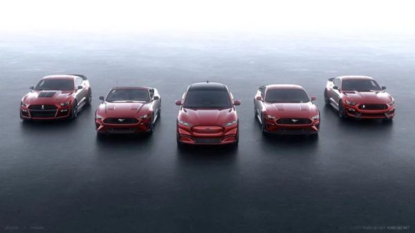 تتميز “ماخ اي 2021” بخط سقف مائل أشبه بالكوبيه وسطوح منحنية بشكل سلس ورفارف خلفية بارزة ومقابض أبواب مخفية