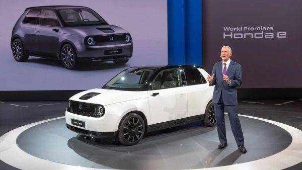 تم تجهيز “honda e” بمحرك كهربائي عالي الطاقة متوفر بمخرجين طاقة تبلغ 100 كيلوواط (136 جزءا في الثانية)