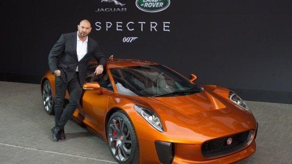 السيارة هي واحدة من سيارات Jaguar C-X75s المستخدمة في الفيلم، وهي نسخة من سيارة Jaguar ذات التصميم غير المنتج.