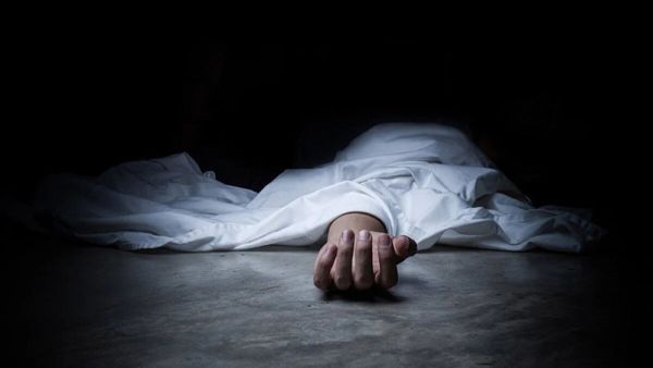 رؤية الميت في المنام للعزباء