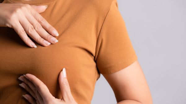 سبب خروج سائل شفاف من الثدي عند الضغط عليه