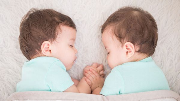 ما هي أفضل وضعيات تساعد على الحمل بتوأم