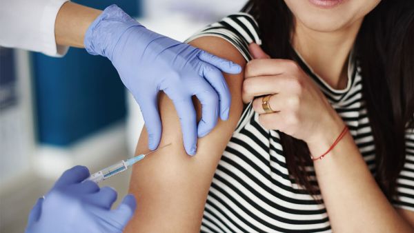 متى تبان أعراض الحمل بعد الإبرة التفجيرية وعوامل نجاحها