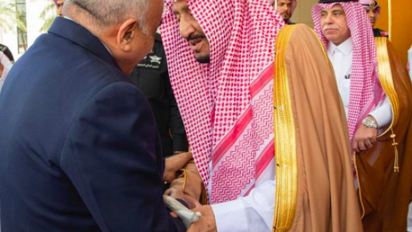 King Salman (R) greets Iraqi Premier (SPA Photo) 