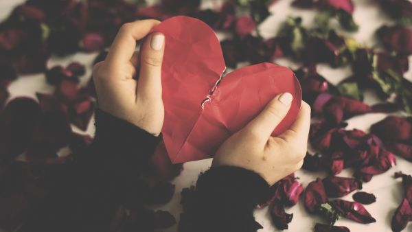 برج السرطان عاطفي ورقيق، ويتذكر كل لحظة من علاقاته السابقة مع أحبابه