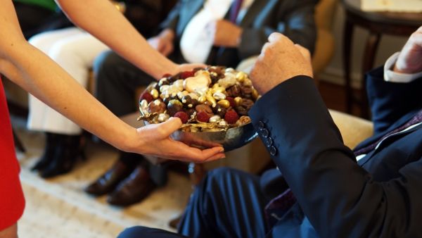 ضيافة عيد الأضحى تختلف عن عيد الفطر من ناحية المناسبة التي يحملها هذا العيد وهي الحجّ