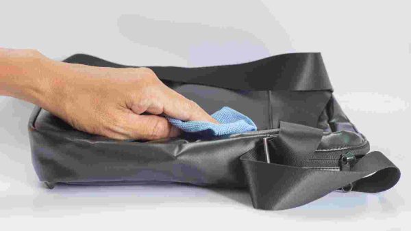 يُمكن إزالة الحبر عن الجلد من خلال وضع عصير الليمون يُمكن إزالة الحبر عن الجلد من خلال وضع عصير الليمون